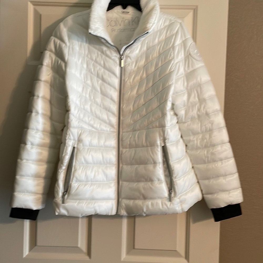 CK,L,,Repels,zip pockets,56%Poly,44%Ny, 100% Ny,Fur collar,thumb hole in sleeves